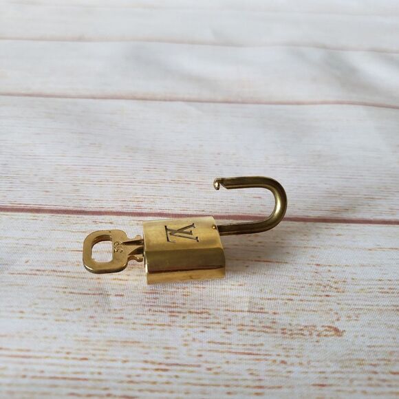 Authentic Louis Vuitton #319 Lock and Key Set Brass 300 Series Padlock - Picture 7 of 8